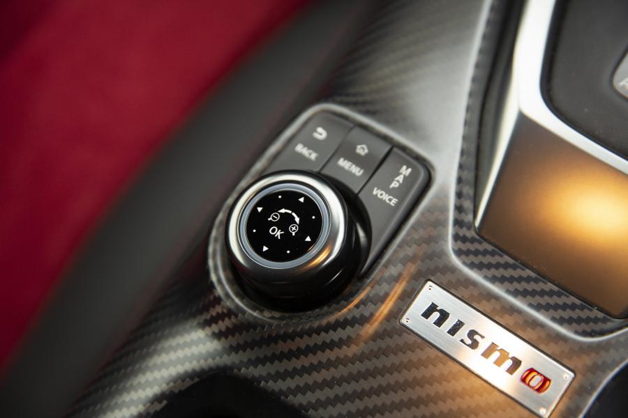 Детали интерьера Nissan GT-R Nismo (R35) 2016 года  (WW) (фото 24 из 41)